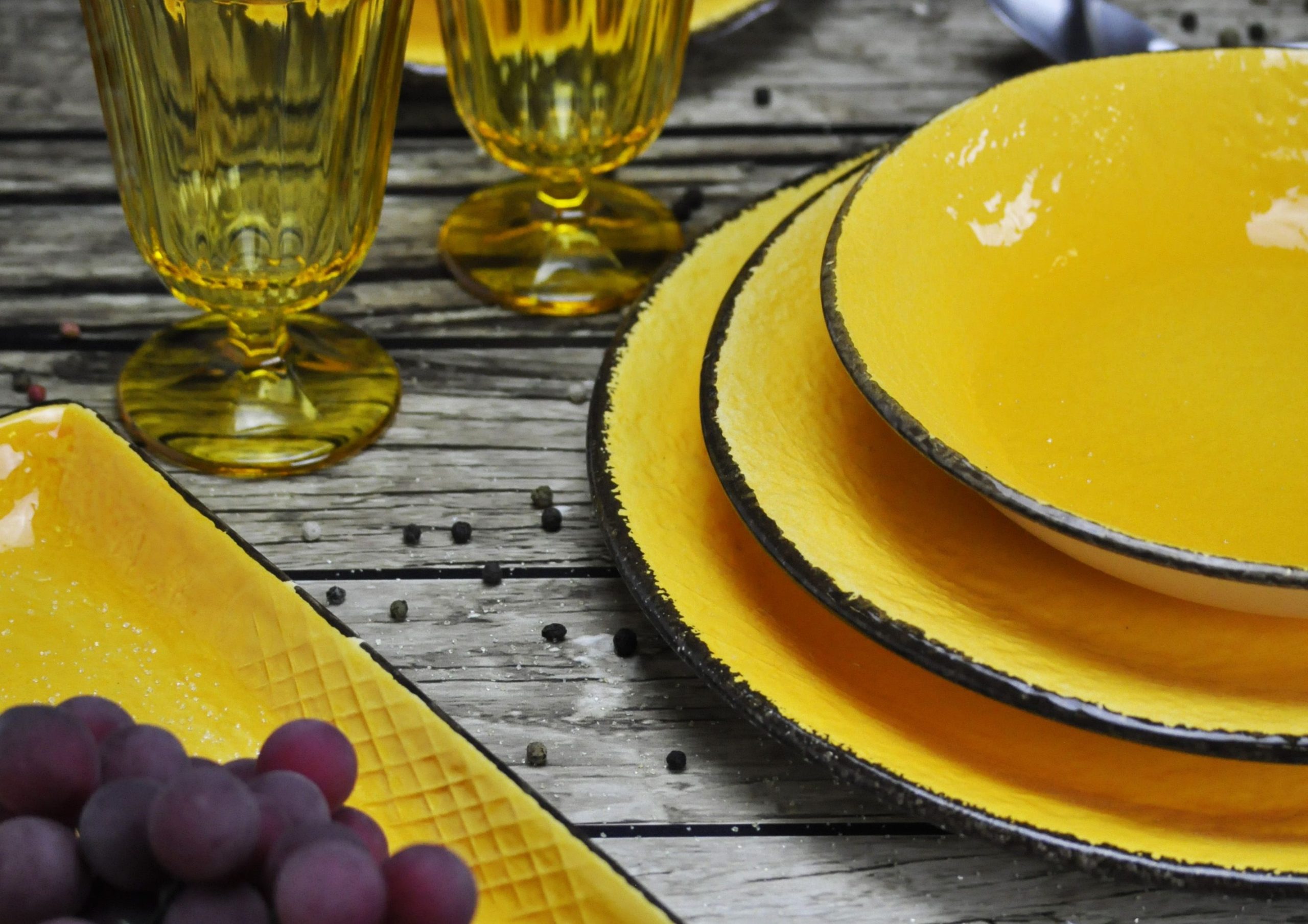 ARCUCCI PRETA FONDO GIALLO