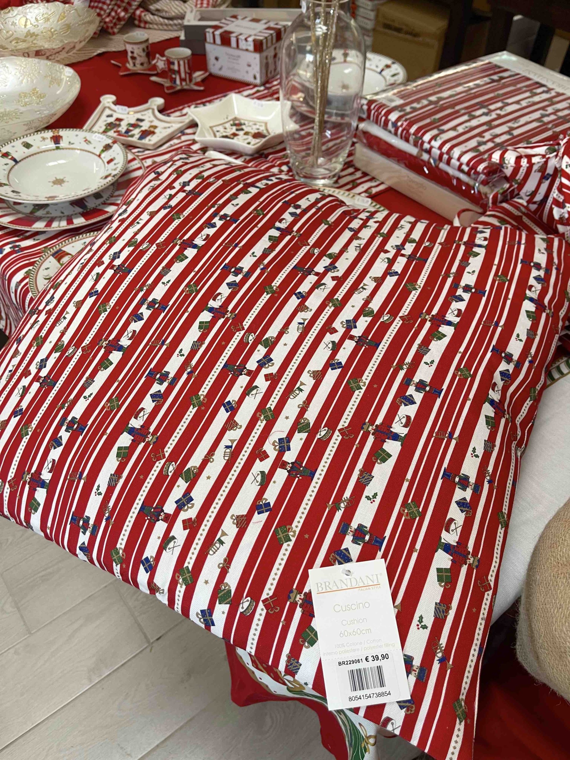 CUSCINO ARREDO LO SCHIACCIANOCI